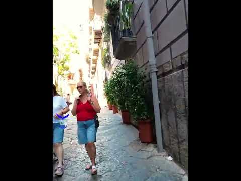 Video Un giro nel centro storico di Napoli