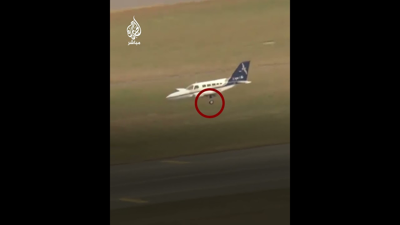 طائرة تهبط بأمان على عجلة واحدة فقط بعد أن واجهت خللًا في عجلات الهبوط بمطار لوغان الدولي في بوسطن