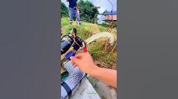 Chiếc máy bơm nước mini chạy bằng pin lithium nhưng lại có thể bơm nước xa hơn 3m