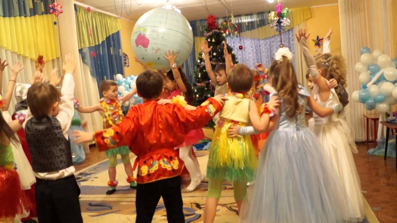 Посмотрите сколько мальчиков хороших посмотри. Танцы на новый год в детском саду подготовительная. Танец Новогодняя считалочка. Новогодний танец на троих. Танец в ДОУ Новогодняя считалочка.