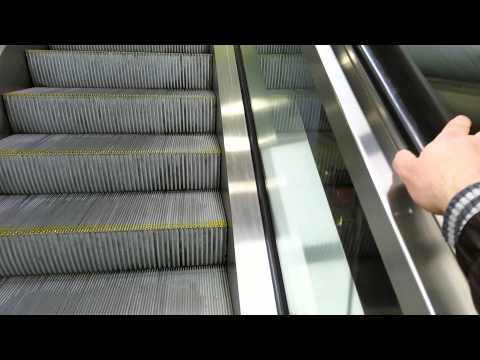 Почему ПОРУЧНИ ЭКСКАЛАТОРА движутся быстрее?