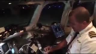 الكاميرات ترصد مراقب جوي يتحدث مع الطيارين بطريقة غريبه ورد فعل الطيارين مضحك