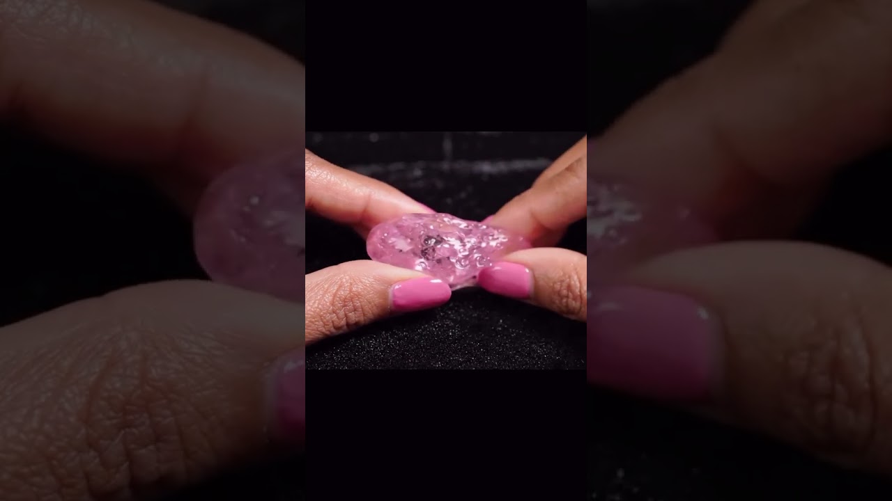 「もしもダイヤモンドが、柔らかい魔法にかけられたら？」
凍りつくような輝きはそのままに、指先でとろける未知の質感。
常識を覆す、五感で楽しむダイヤモンドの変幻自在な美しさを。 "What if…