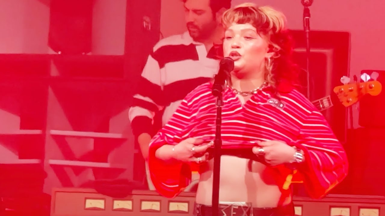 Lola Young - Messy, live in 4k, Los Angeles 4-15-25