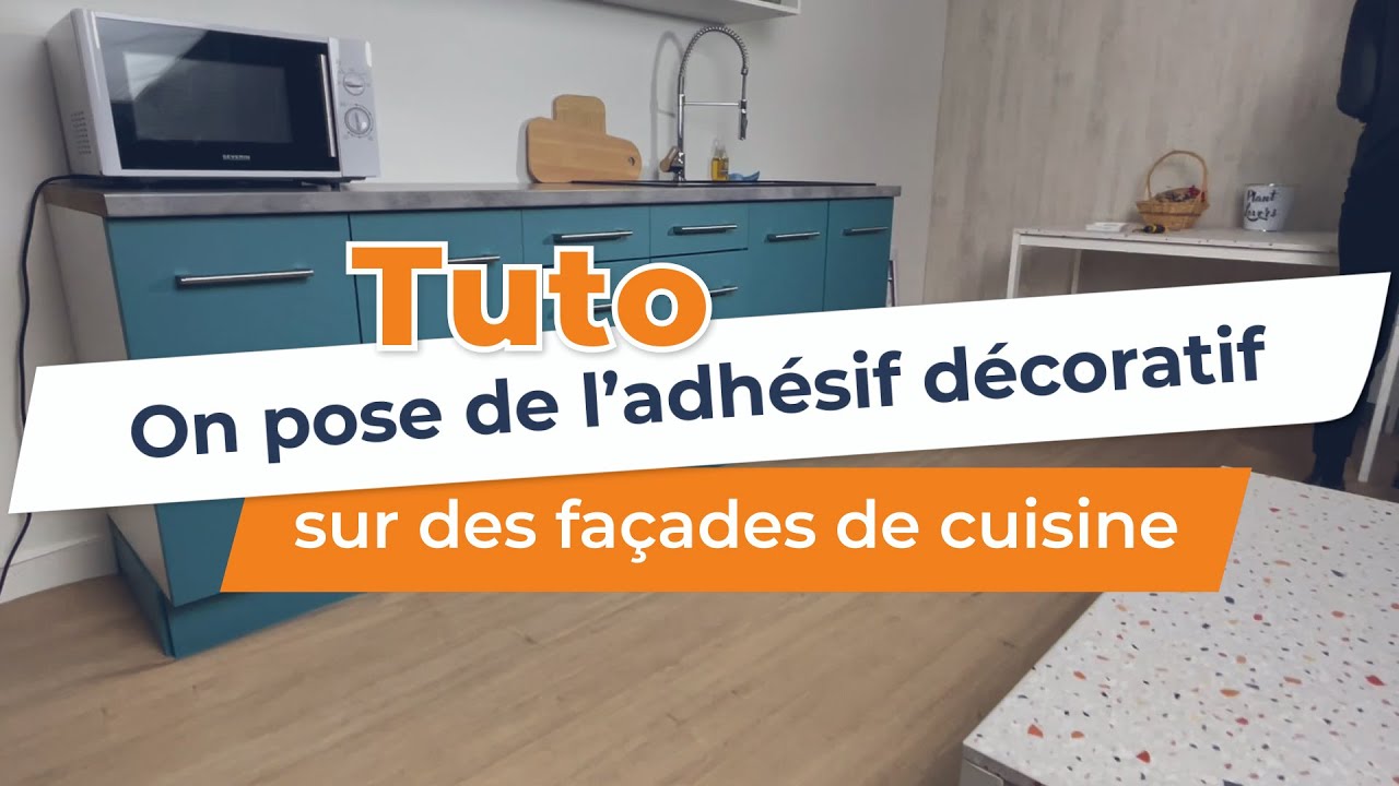 Comment poser de l'adhésif décoratif sur des façades de cuisine ? 