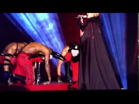 Video: Madonna cayó al escenario durante una actuación