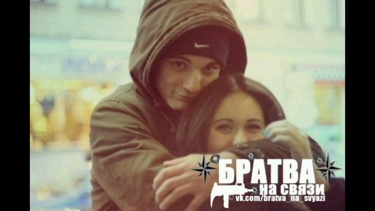 Я буду рядом брат. Девушка с братом. брат и сестра обнимаются. сестра обнимает брата. девушка с братьями фото.