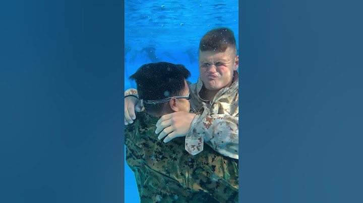 "DO NOT PANIC!" U.S. Marine Force Recon buddy rescue instructor demonstrates technique to student