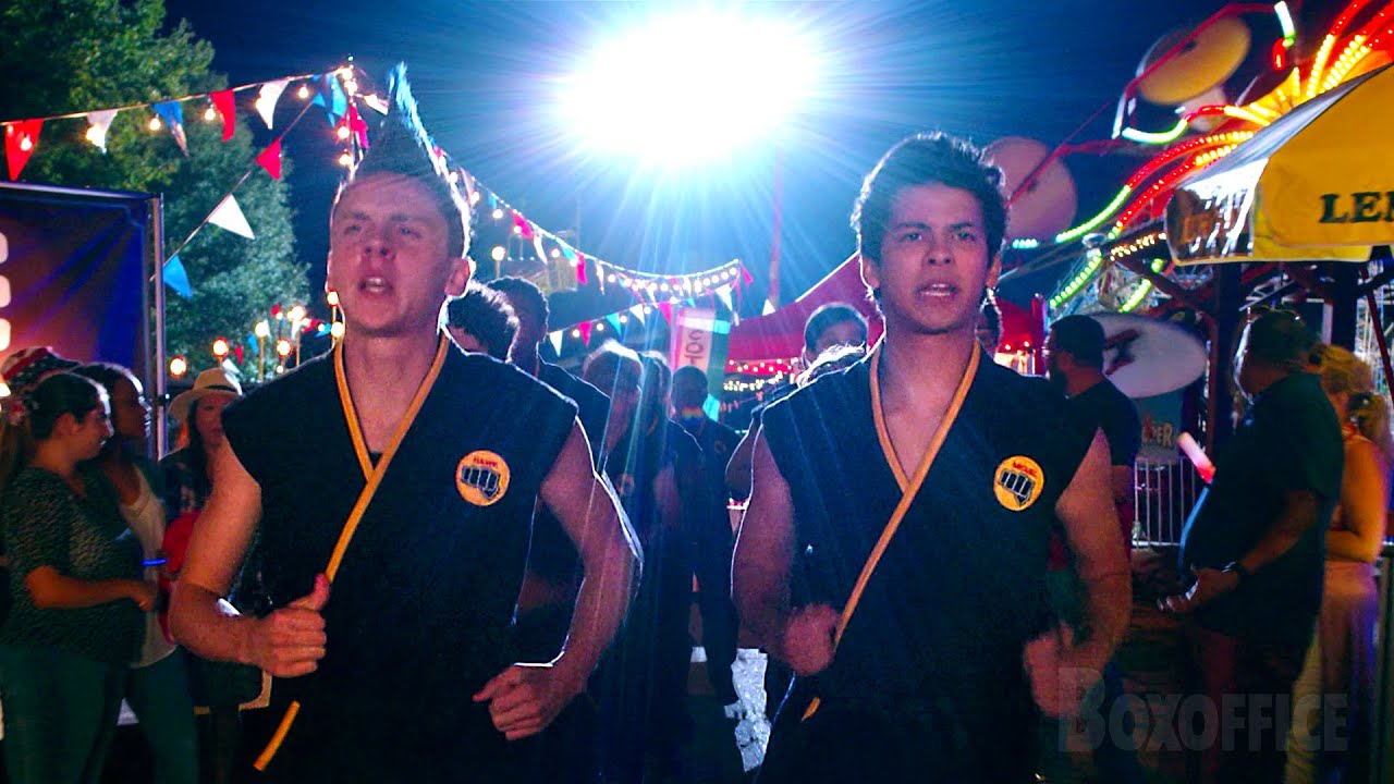 Les Cobra Kai humilient le Dojo Miyagi | Cobra Kai | Extrait VF