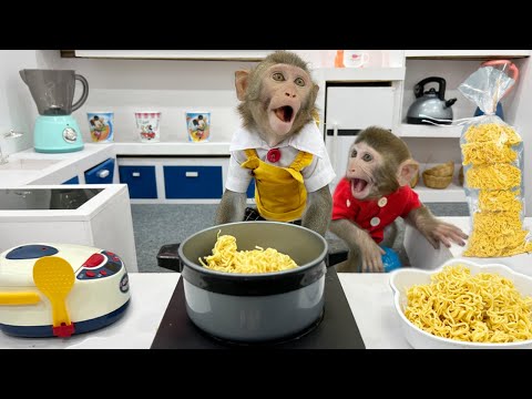 Monkey Bim Bim cooks noodles to make breakfast for baby monkey Obi