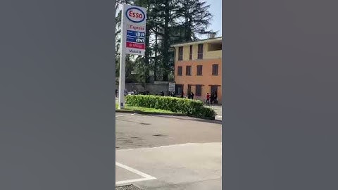 Guarda il video della rissa con bastoni vicino allo stadio a Parabiago