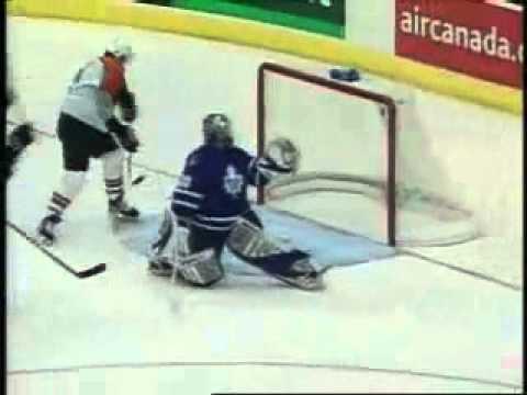 The Flyers' Jeremy Roenick (97) takes a shot on his recently healed