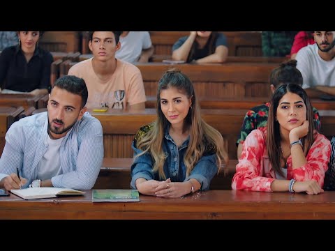 بيمثل علي زميلته انه غني ومعاه فلوس كتير علشان تحبه لكن بتكتشف حقيقته وبتقرر تسيبه لانه فقير