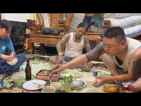 Video Hòa Đồng cùng khách xăm sẽ dễ sống. Lai Rai Tôm mù tạt... - youtube