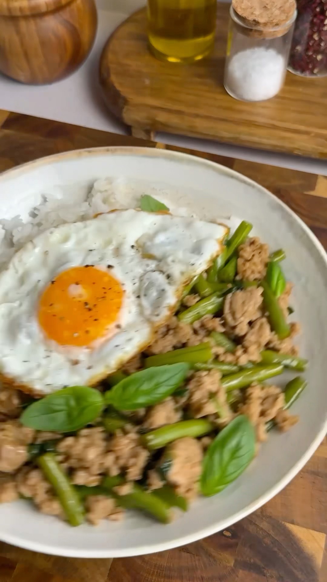 Thailändische Pfanne mit Spiegelei und Basilikum - YouTube Thailändische Pfanne mit Spiegelei und Basilikum - YouTube