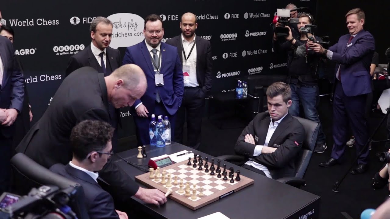 The College, London, UK. 26th Nov, 2018. 2018 World Chess Championship,  round 12, Magnus Carlsen versus Fabiano Caruana; Magnus Carlsen and Fabiano  Caruana consider the board Credit: Action Plus Sports/Alamy Live News