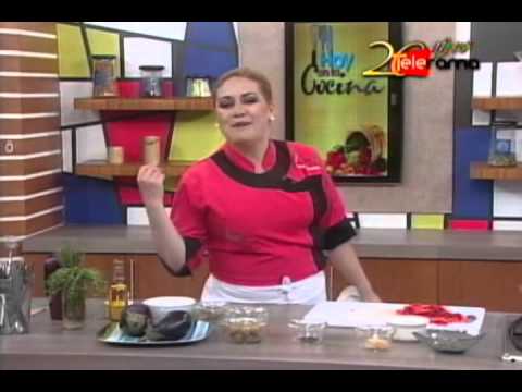 Antipastos de berenjenas, aceitunas y morrones 