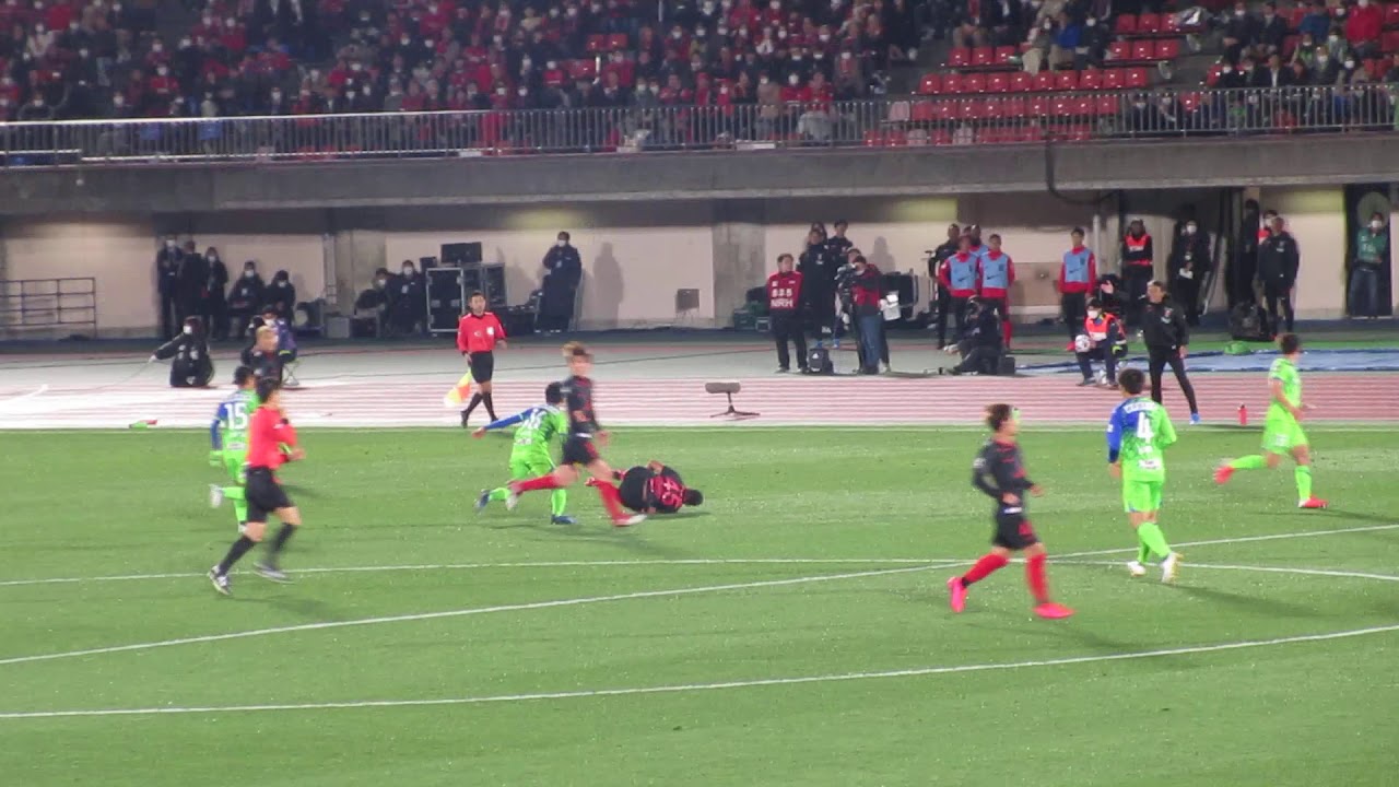 21 湘南ベルマーレ対浦和レッズ 中盤の攻防 齊藤未月のタックルはカードなしで助かった Youtube 21 湘南ベルマーレ対浦和レッズ 中盤の攻防 齊藤未月のタックルはカードなしで助かった Youtube