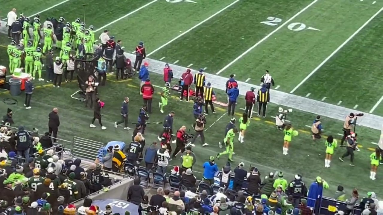 Geno Smith suffers injury in Sunday Night Football against Packers