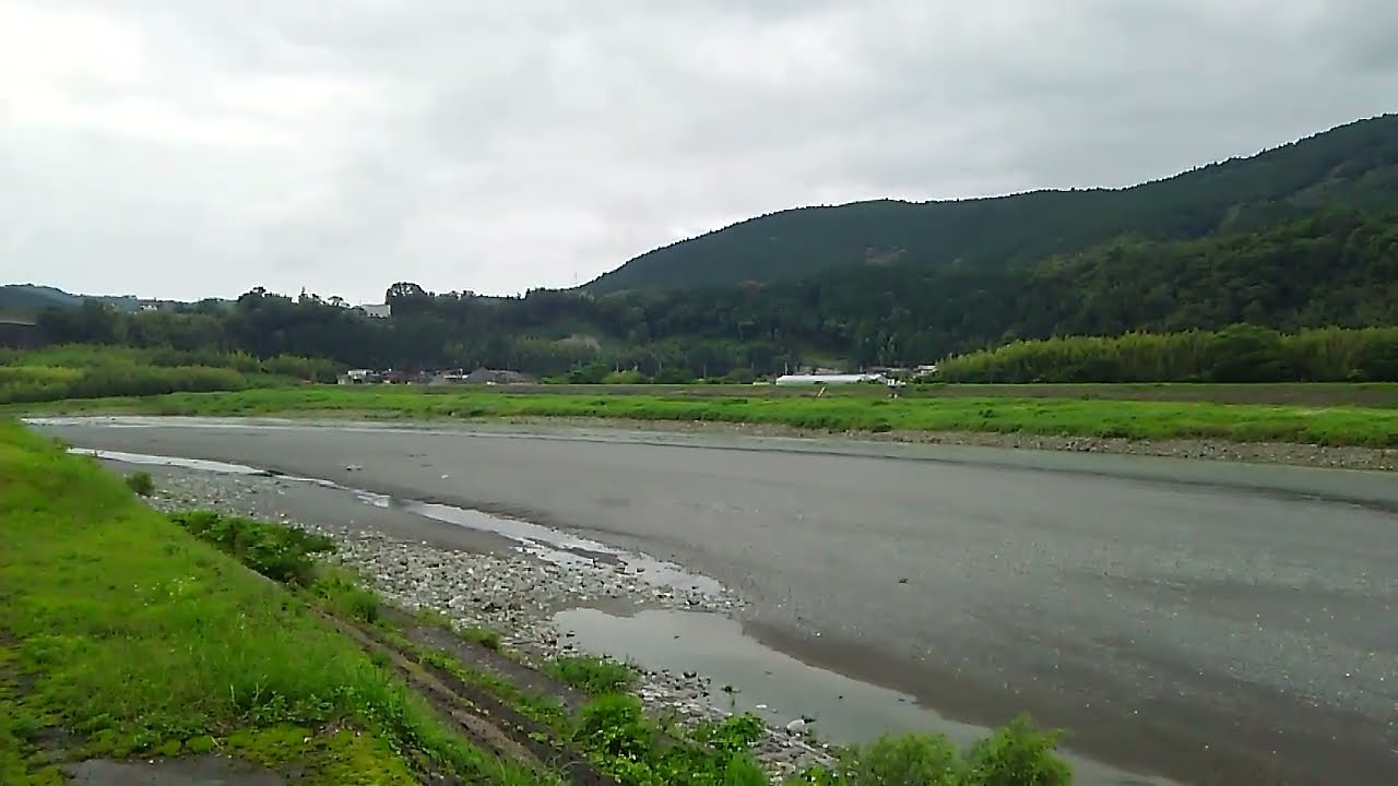 富士川の活気ある流れ - YouTube