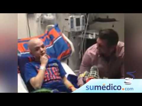 Tim Tebow: Jugador de futbol americano visita a pequeño fan en el hospital