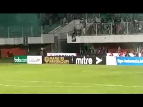 PSS vs AREMA RUSUH (bendera arema di robek)