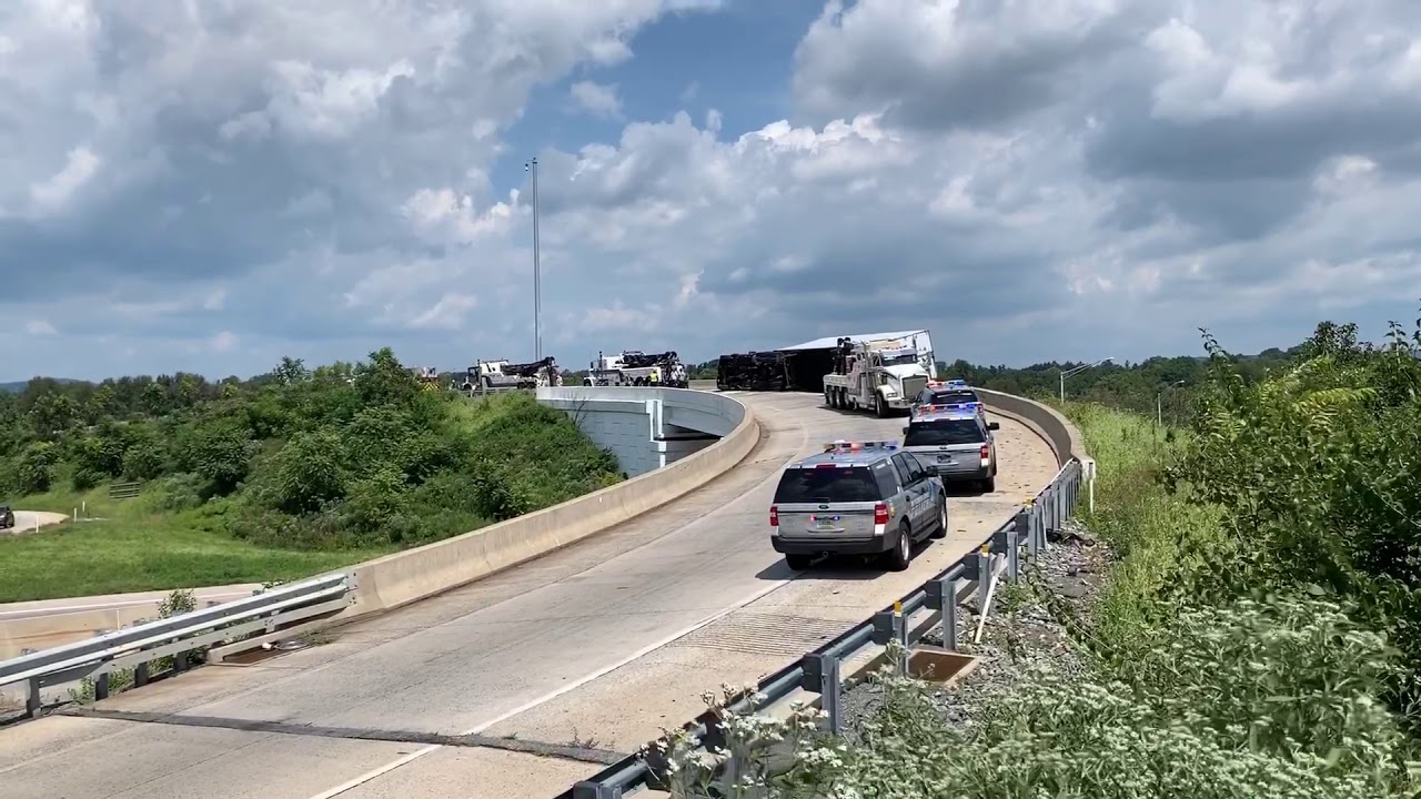 Overturned Tractor Trailer Closes 222 North Ramp - YouTube