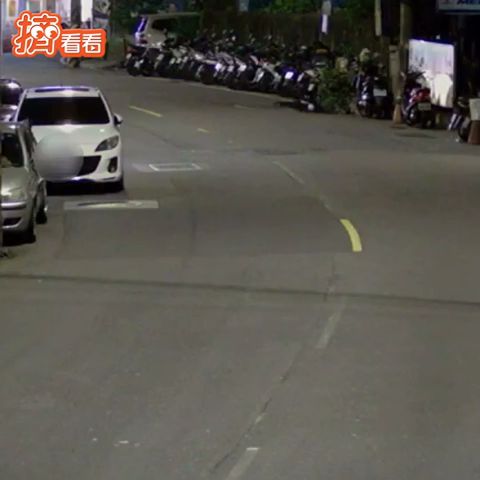 彎道死角？擦撞路邊轎車 女駕駛四輪朝天「烏龜翻」｜TVBS新聞｜擠看看 #shorts