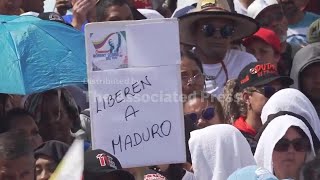 Venezuelan government supporters march in Caracas to demand return of Nicolás Maduro