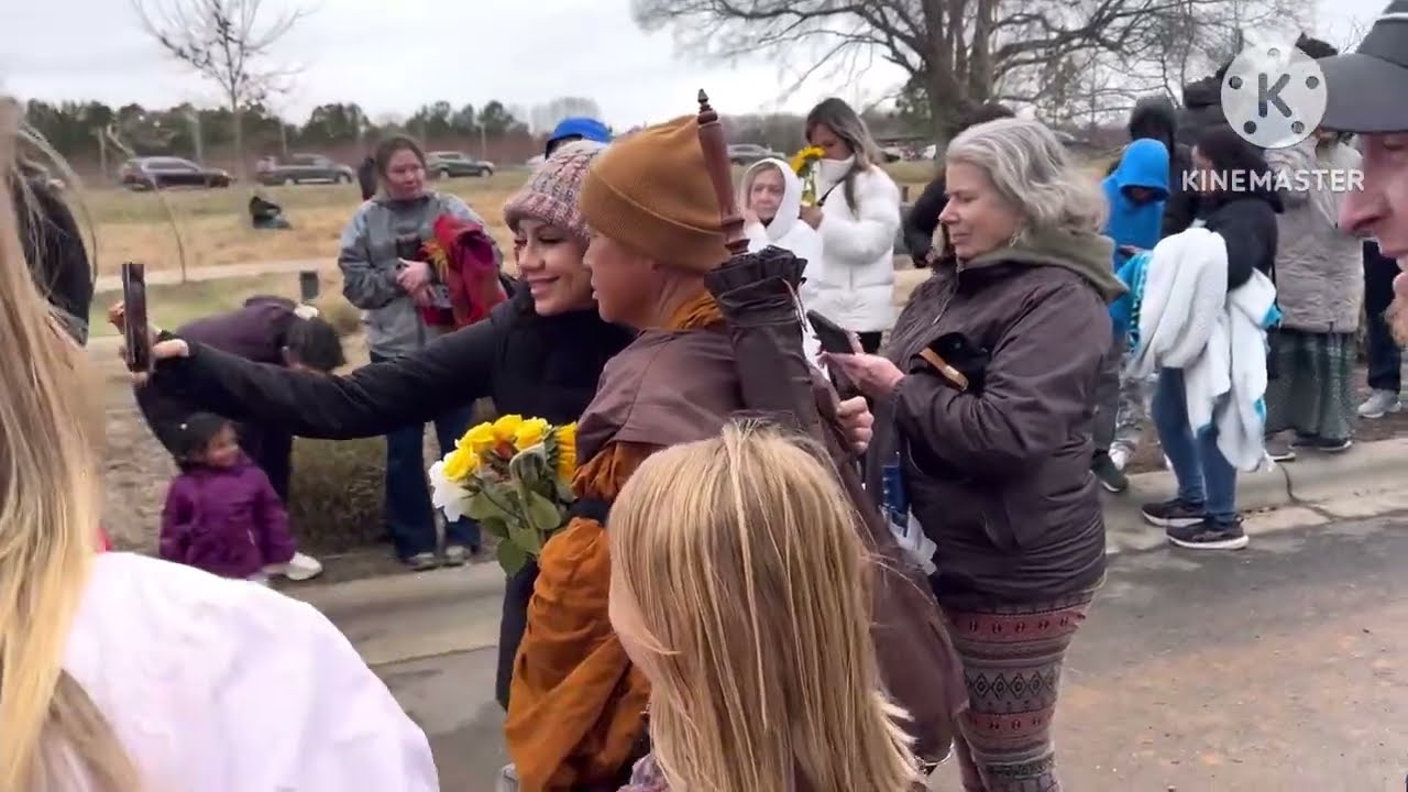 Many Americans were happy to take pictures and give flowers to the monks.