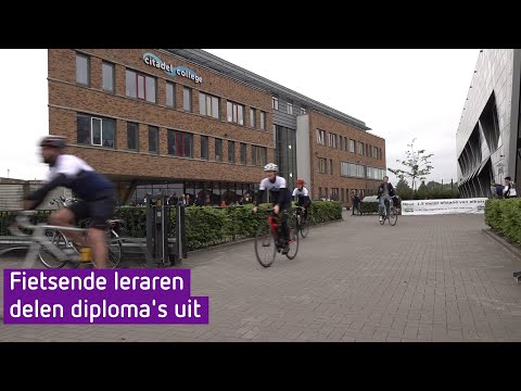 Docenten fietsen 140 kilometer om geslaagde scholieren te feliciteren