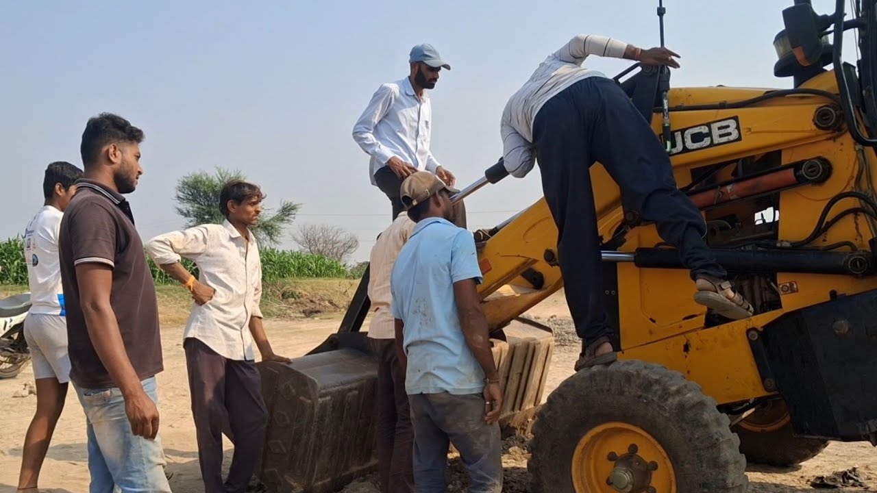 कवठेमहांकाळ तळ्यात जेसीपी ट्रॅक्टर वाल्यांची सापाने कशी जिरवली पहा बंड्याची फट फजिती!