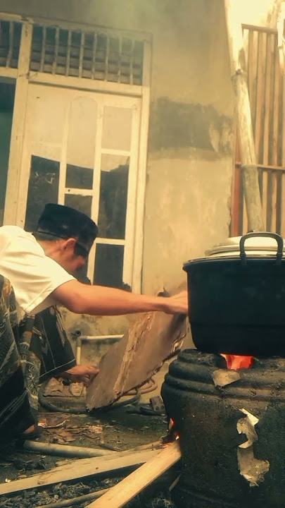 Kembali ke jaman tahun 90.an dmna kita harus masak dengan kayu bakar  #gaslpglangka #jaman90