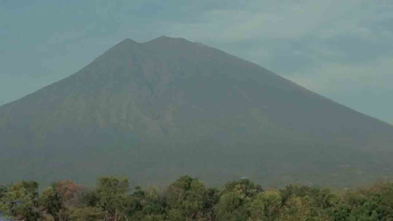 Bali’s Mount Agung continues to rumble, tens of thousands evacuated