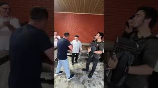 Чеченец красиво поёт на балалайке