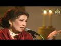        الفت کی نئی منزل کو چلا تو بانہیں ڈال کے بانہوں میں