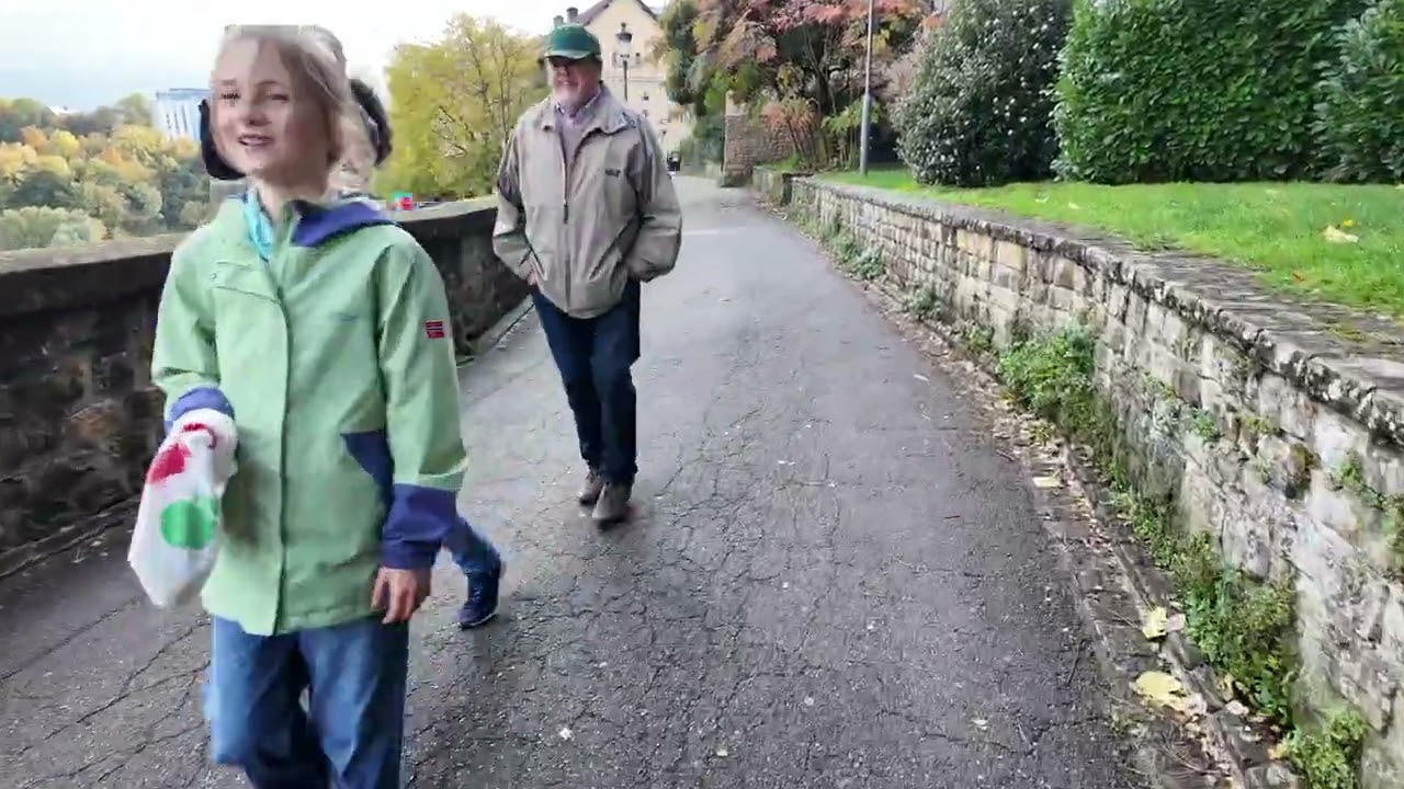 Walking Chemin de la Corniche (Walls of the Corniche) to Gëlle Fra in Luxembourg