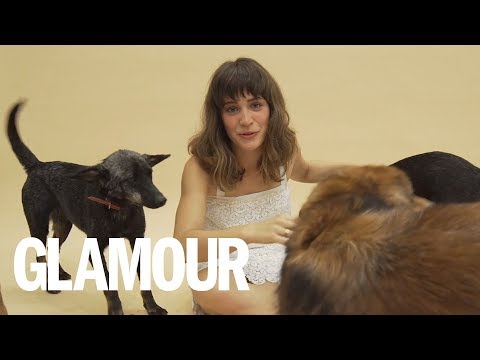 Cãoterapia: Bianca Bin brinca com cãezinhos enquanto fala sobre a vida | Glamour Games