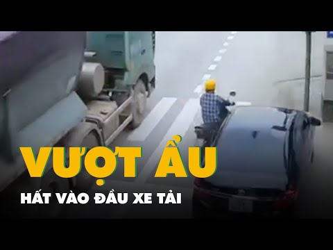 Camera ghi cảnh người phụ nữ bị ô tô vượt ẩu hất vào đầu xe tải, thoát nạn thần kỳ