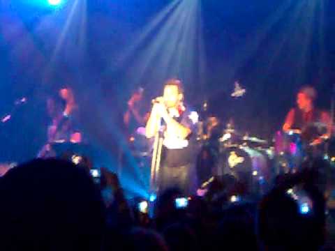 Robbie Williams - Angels / Ninjas, live at the Syd...