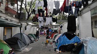 Ante la falta de respuesta de autoridades, personas migrantes aún viven en la plaza Giordano Bruno