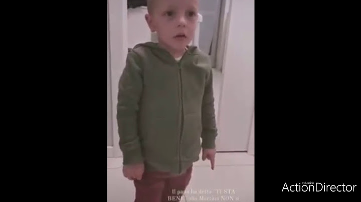 Fratello difende sorellina e sgrida genitori