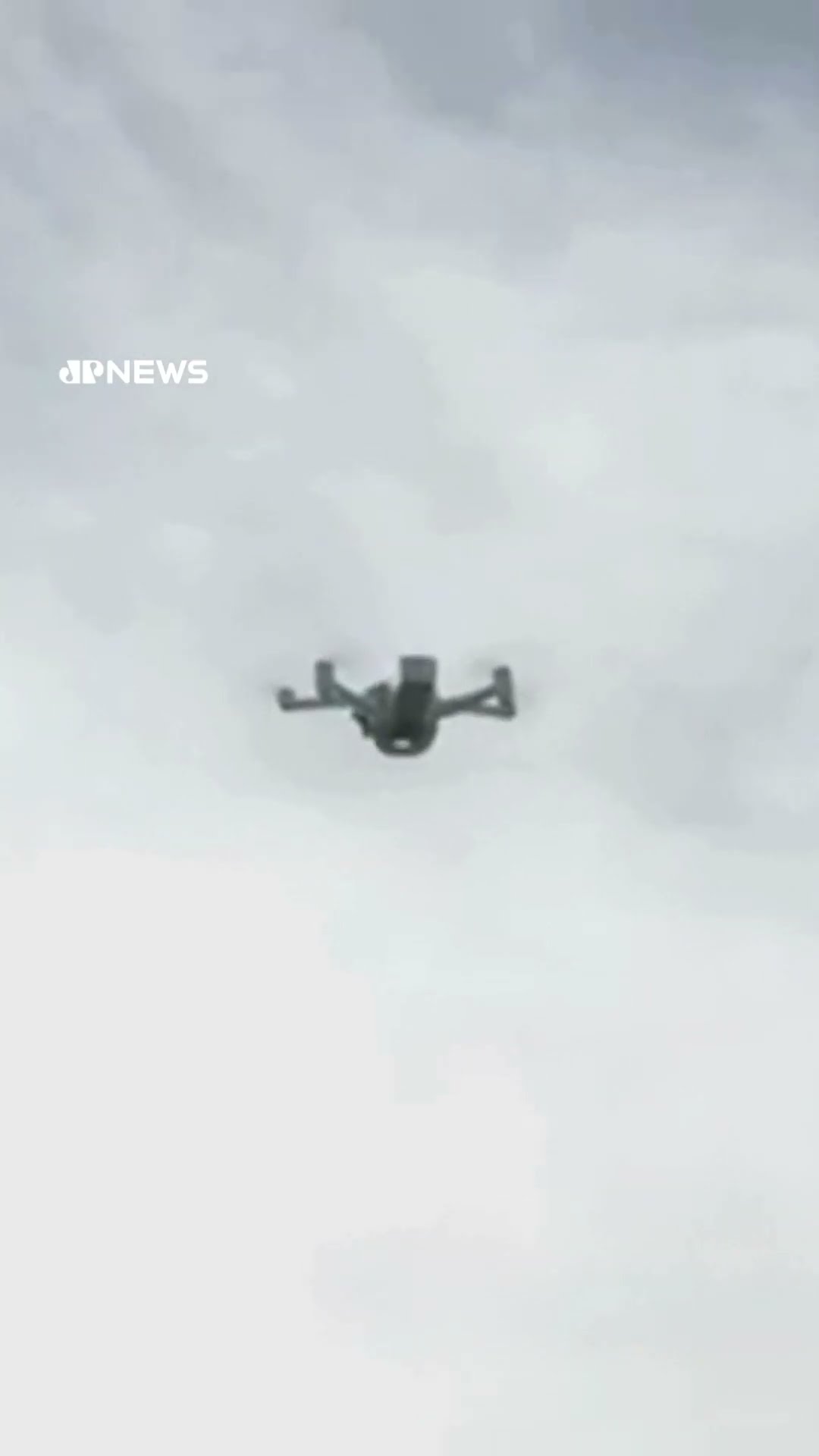 Socorristas encontram caixa preta no local da queda do avião na Filadélfia #shorts