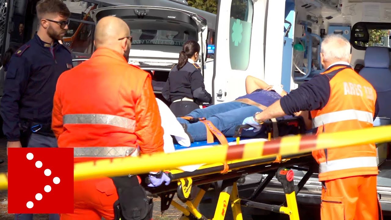 Incidente autobus in via Cassia a Roma: via vai di ambulanze, feriti in barella