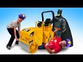 Супергерои в видео онлайн - Бэтмен и игры гонки на катке! – Смешное видео шоу Полицейская Академия