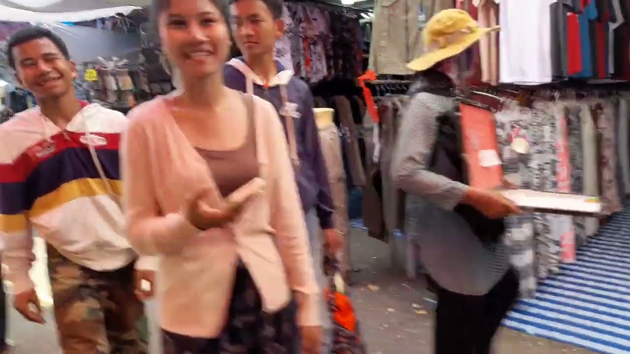 เดินดูของขายเยอะแยะ