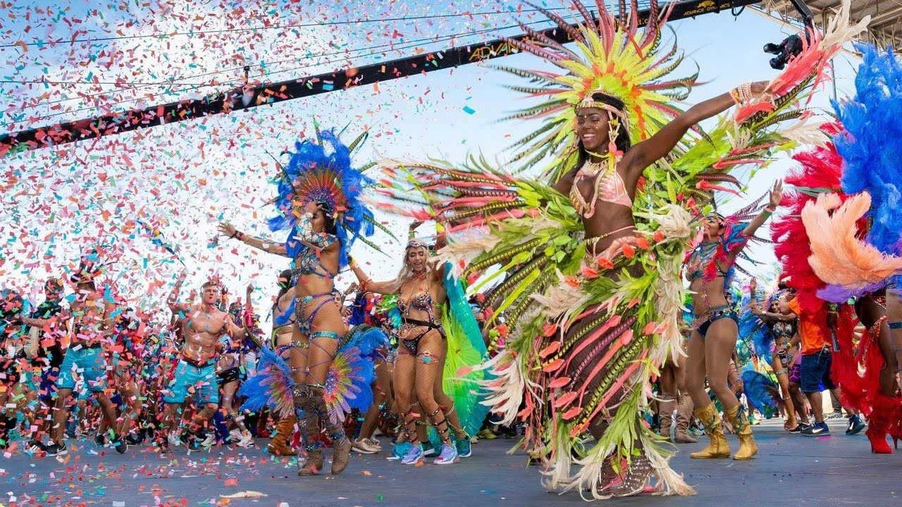 Эпатажные и пикантные костюмы, индийские боги и рабство: как проходит карнавал в