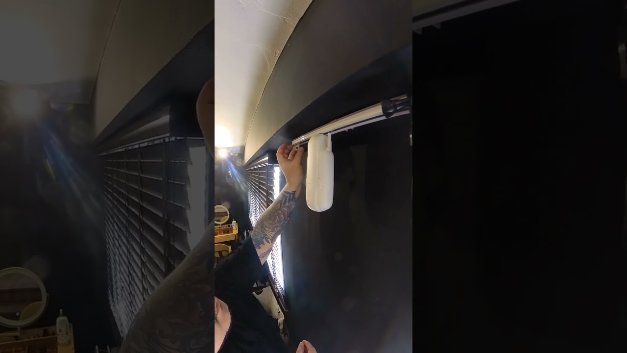 Switchbots Curtain 3 и Hub 2 (комбинация с двумя солнечными батареями)