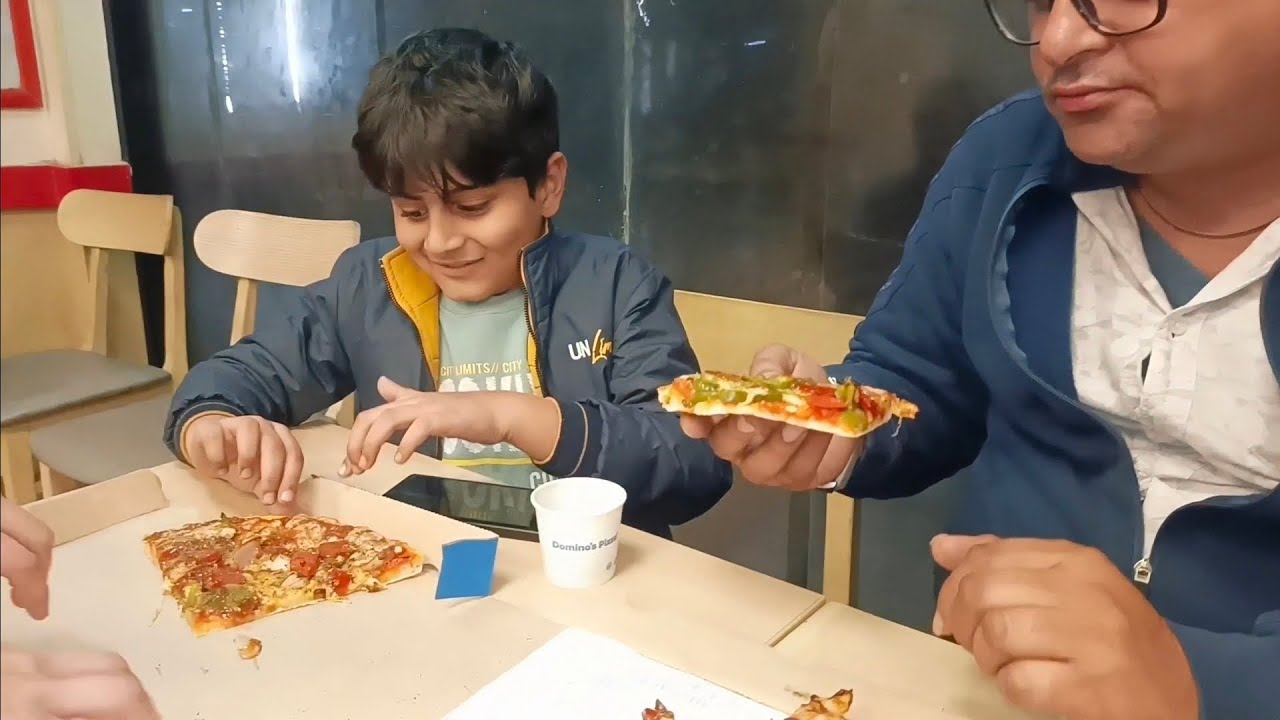 Abeer ko aaj mili pizza party 🥳 bada kush ho gaya abeer