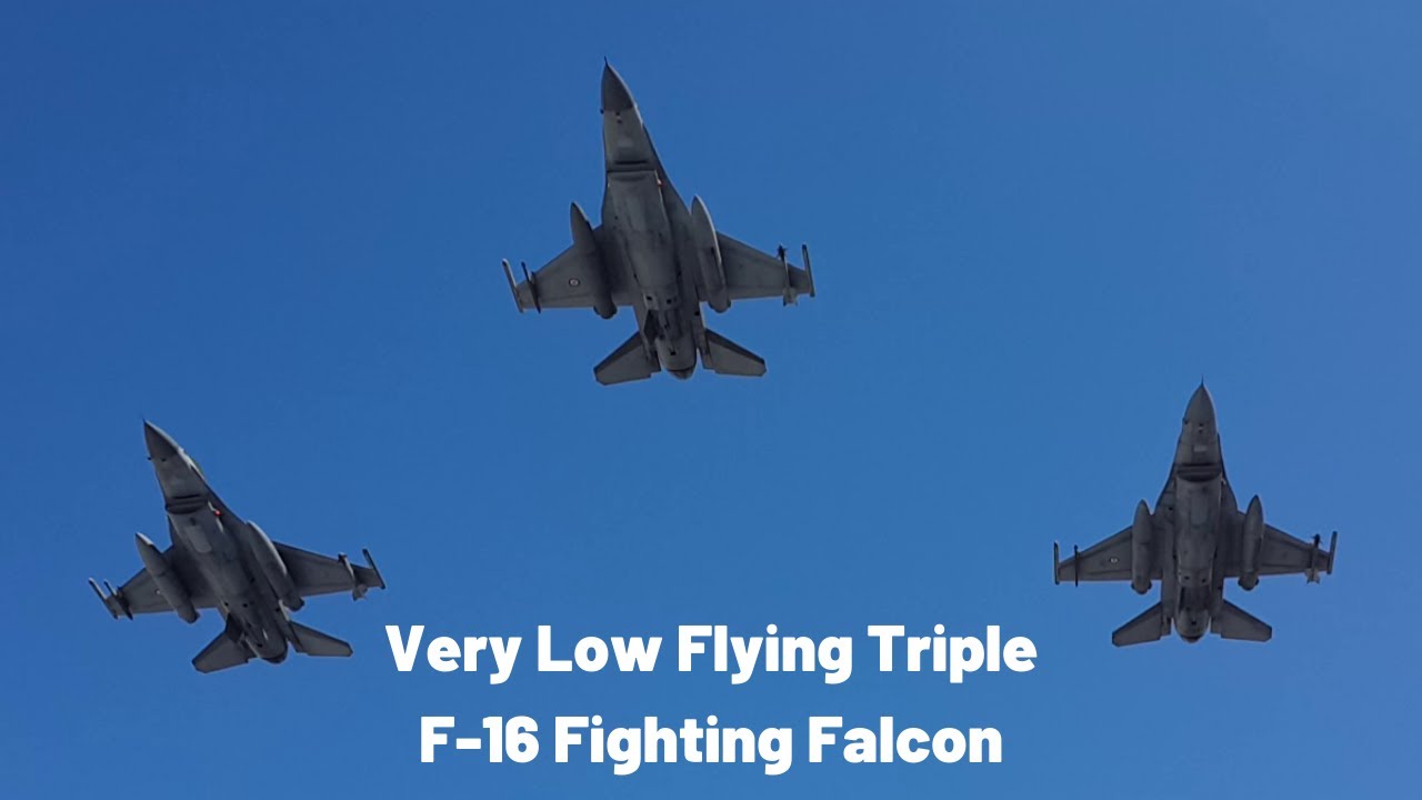 Эскадрилья сверхнизко летающих трехместных F-16 Fighting Falcon Jet